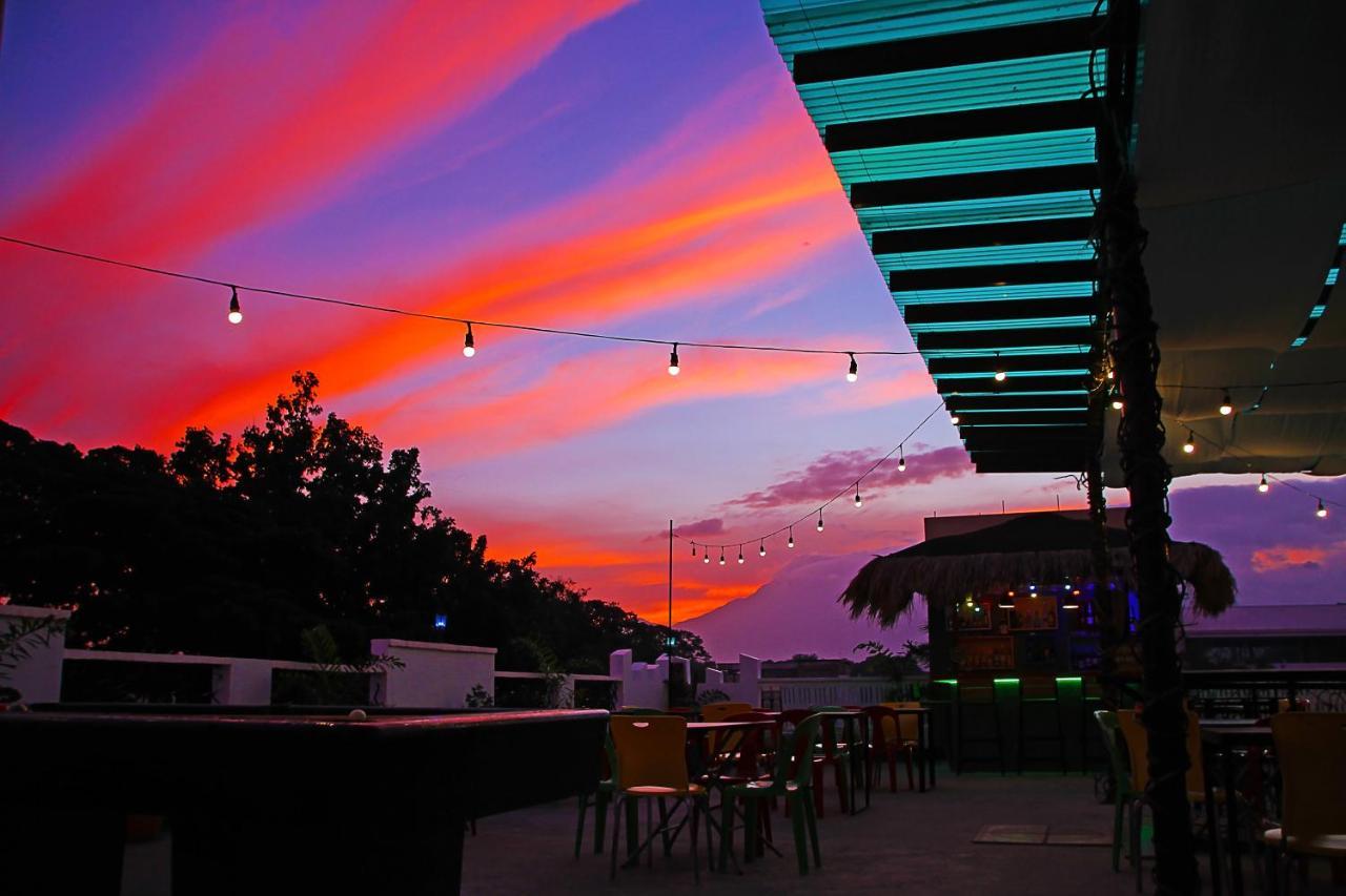 Antwet Backpacker's Inn&Rooftop Bar Dumaguete City Buitenkant foto