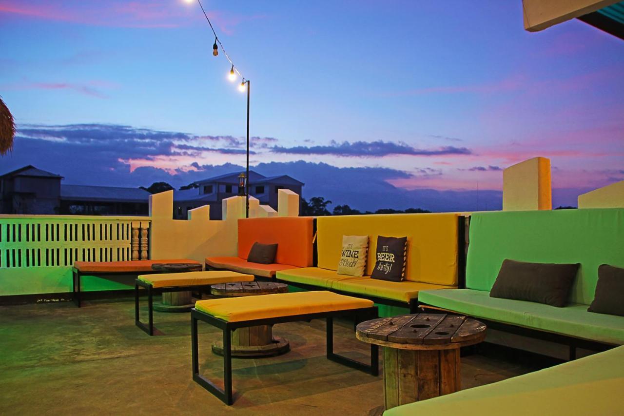 Antwet Backpacker's Inn&Rooftop Bar Dumaguete City Buitenkant foto