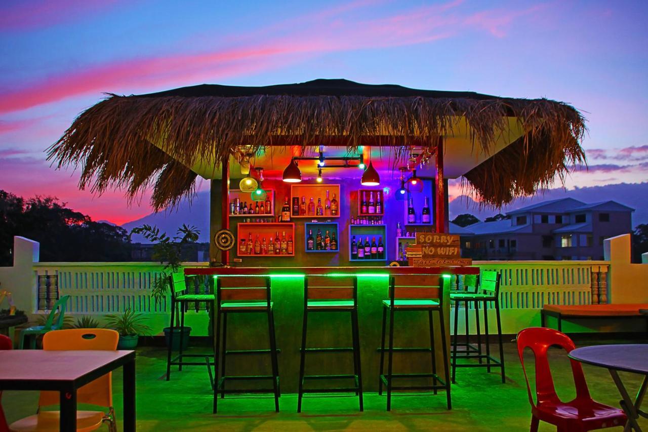 Antwet Backpacker's Inn&Rooftop Bar Dumaguete City Buitenkant foto