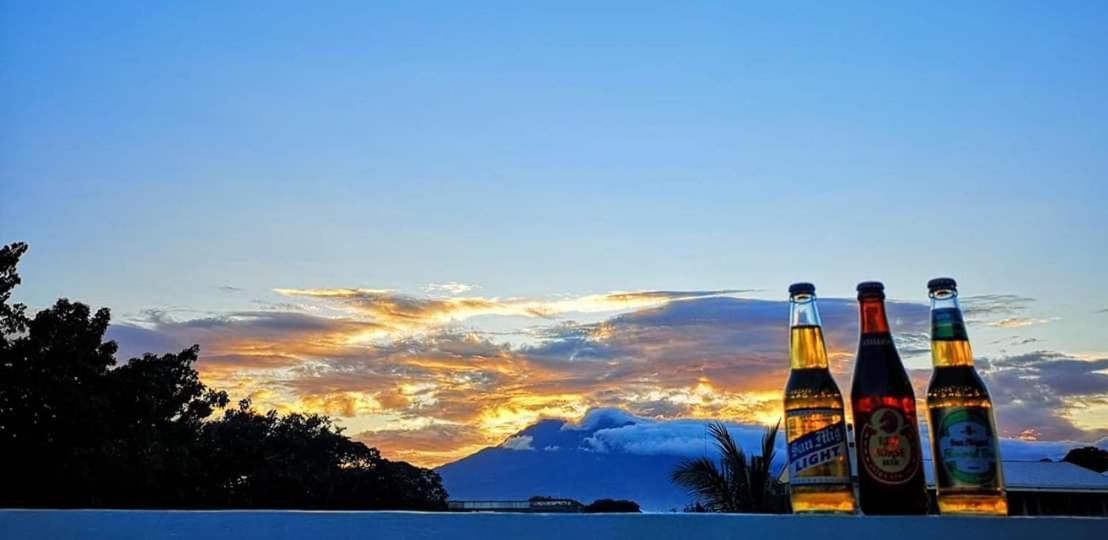 Antwet Backpacker's Inn&Rooftop Bar Dumaguete City Buitenkant foto